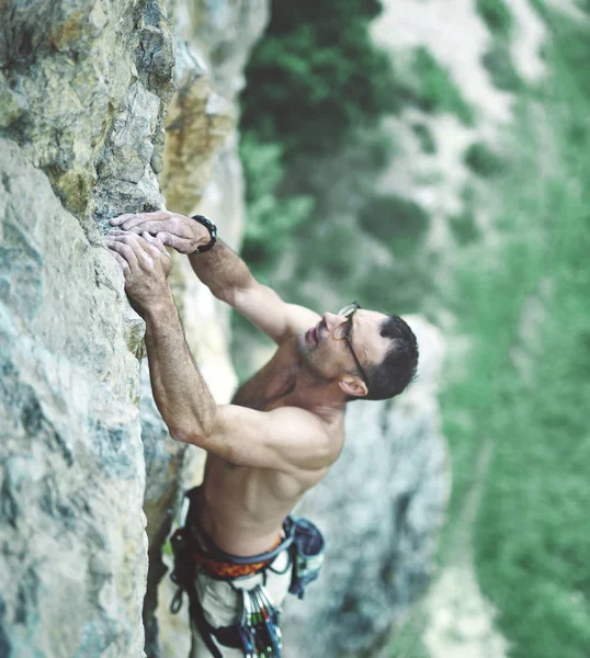 Uomo arrampicatore sulla scogliera — Foto Stock