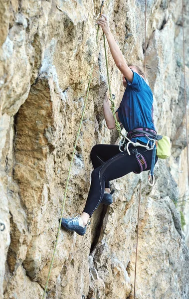 Kvinna rock klättrare på klippan — Stockfoto