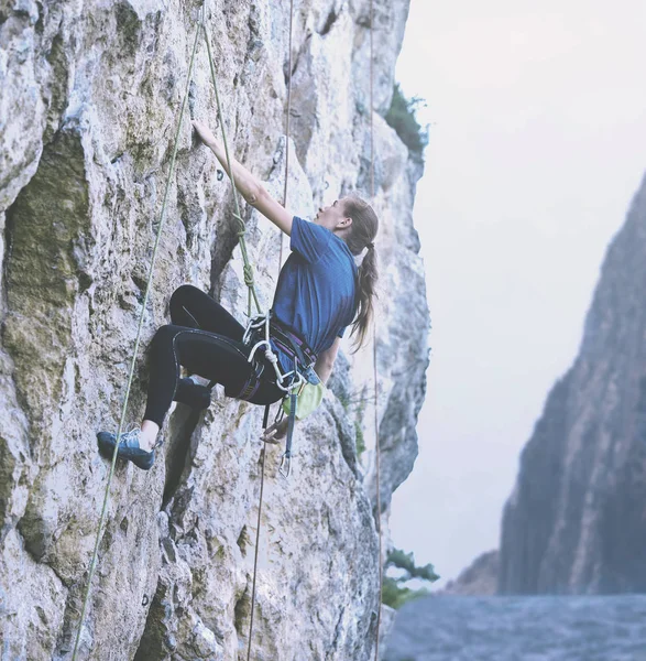 Mulher alpinista no penhasco — Fotografia de Stock