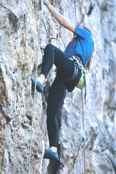 Uçurumdaki kadın dağcı — Stok fotoğraf