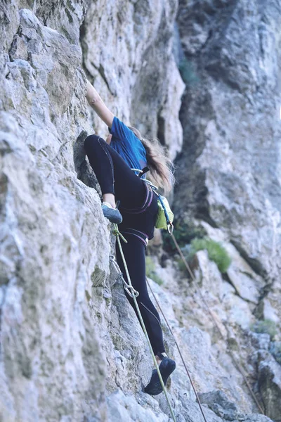 Mujer escalador en el acantilado — Foto de Stock