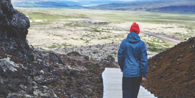 Neşeli kadın doğa üzerinde poz