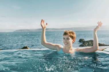 Kadında havuzu dışında rahatlatıcı