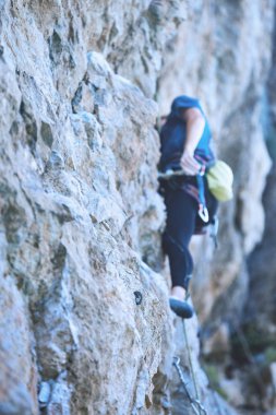 Uçurumdaki kadın dağcı