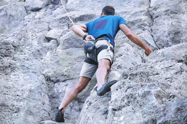 Man rock klättrare på klippan — Stockfoto