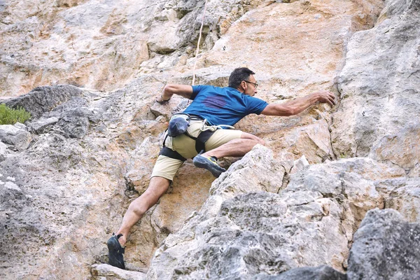 Adam kaya tırmanışçısı Uçurumdaki — Stok fotoğraf