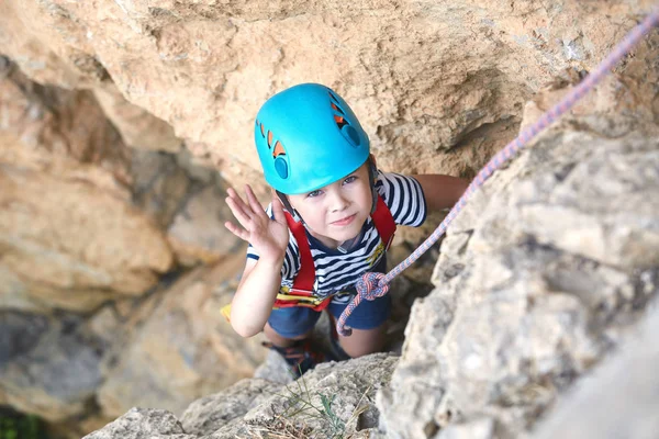 Mały chłopiec wspina się na skale — Zdjęcie stockowe