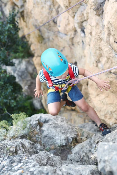Küçük bir çocuk kayada tırmanıyor — Stok fotoğraf