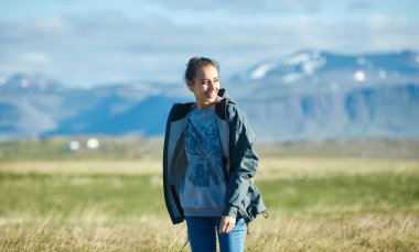 Neşeli kadın doğa üzerinde poz