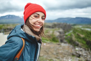 Neşeli kadın doğa üzerinde poz