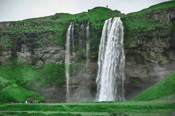 Berömda Seljalandsfoss vattenfallet i södra Island — Stockfoto