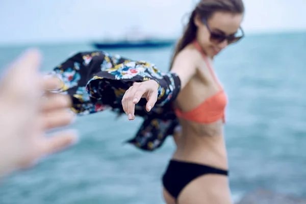 Mujer yong alegre en el fondo del mar — Foto de Stock