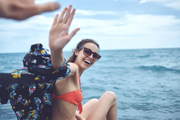 Fröhliche Yong Frau auf dem Hintergrund des Meeres — Stockfoto
