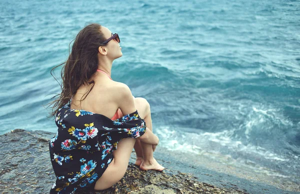 Iloinen Yong nainen taustalla meri — kuvapankkivalokuva