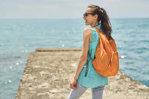 Mujer yong alegre en el fondo del mar — Foto de Stock