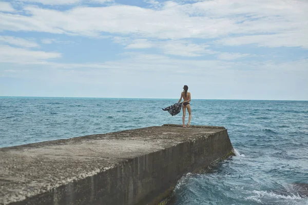 Cheerful yong woman on background of sea — Stock Photo, Image