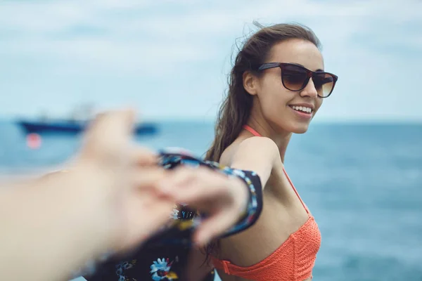 Mujer yong alegre en el fondo del mar — Foto de Stock