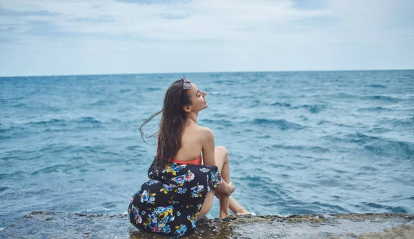 Mujer yong alegre en el fondo del mar — Foto de Stock