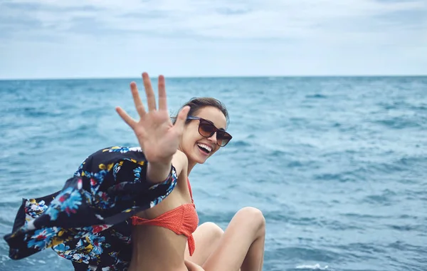 Vrolijke yong vrouw op achtergrond van zee — Stockfoto
