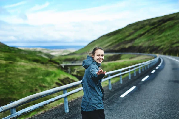 Voyageur joyeux sur fond de route — Photo