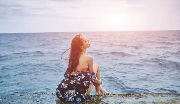 Mujer yong alegre en el fondo del mar — Foto de Stock