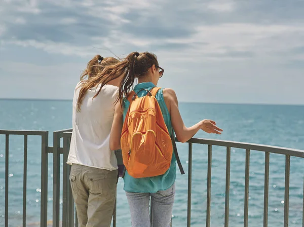 Vrolijke yong vrouwen op achtergrond van zee — Stockfoto