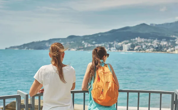 Vrolijke yong vrouwen op achtergrond van zee — Stockfoto