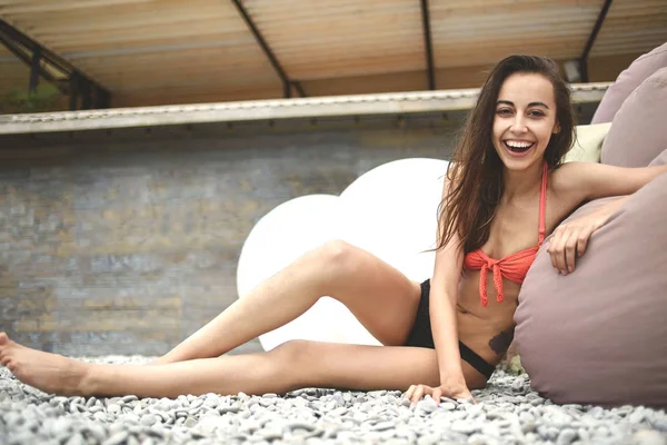 Vrolijke yong vrouw op het zee-strand — Stockfoto