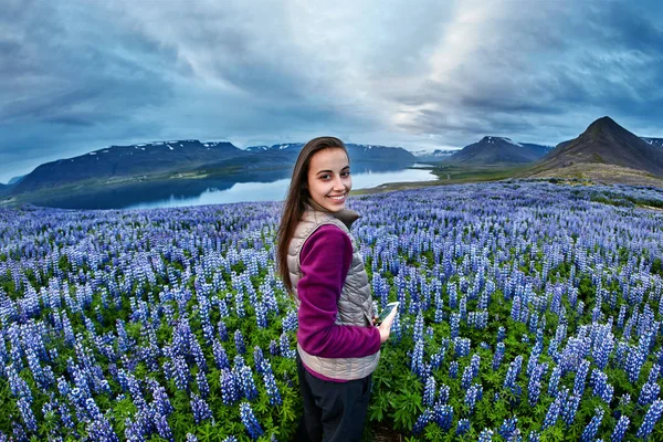 Neşeli kadın doğa üzerinde poz