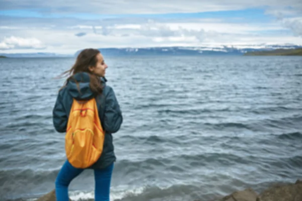 Voyageur joyeux sur fond de mer — Photo