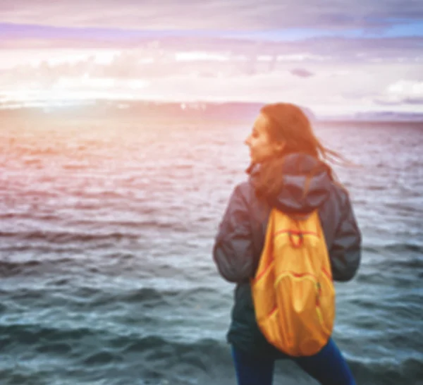 Cheerful traveler on background of sea — Stock Photo, Image