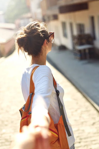 Cheerful traveler on background of street — Stock Photo, Image