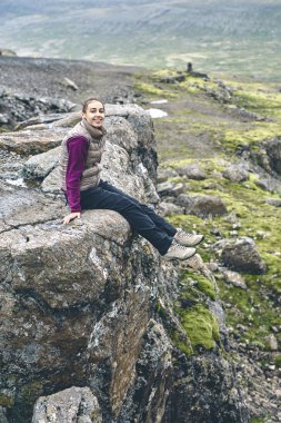 Neşeli kadın doğa üzerinde poz