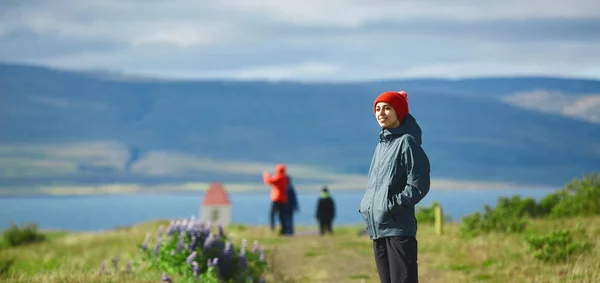 Femme gaie posant sur la nature — Photo