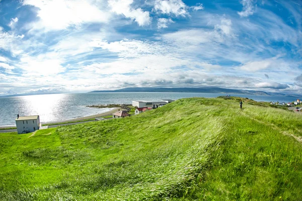Маленький исландский городок на прекрасном берегу залива — стоковое фото