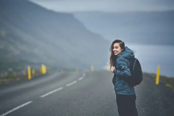 Une touriste sur la route vide du fjord en Islande — Photo