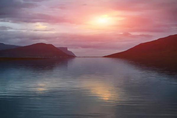 Krásný západ slunce nad fjordem na Islandu — Stock fotografie