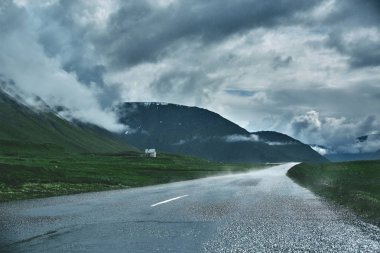 Isafjordur şehir ve fiyort manzaralı bir dağ yolu