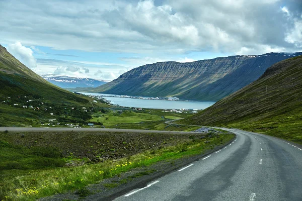 Une route de montagne vers la ville d'Isafjordur et une vue sur le fjord — Photo