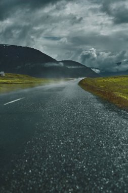 Isafjordur şehir ve fiyort manzaralı bir dağ yolu