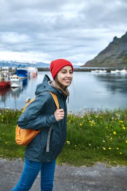 Sırt çantası iskelede kadınla
