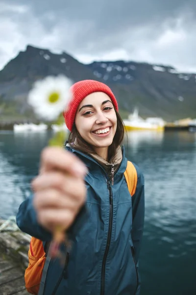 Vrouw met rugzak op pier met bloem — Stockfoto