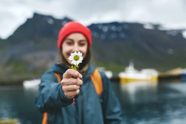 Vrouw met rugzak op pier met bloem — Stockfoto