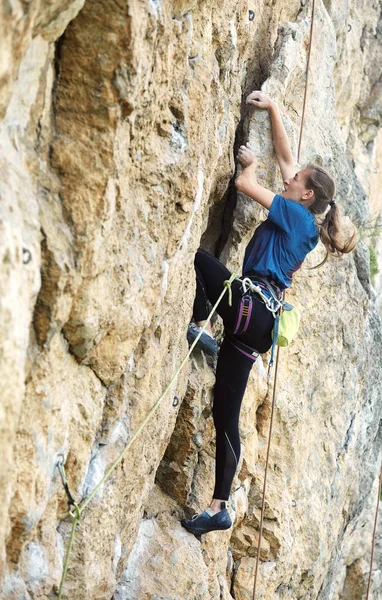 Kobieta arywista na klifie — Zdjęcie stockowe