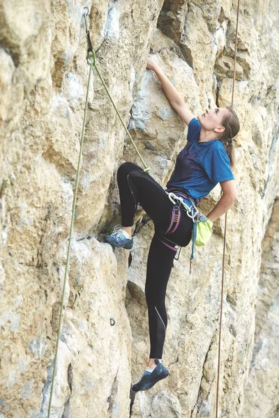 Donna arrampicatrice sulla scogliera — Foto Stock