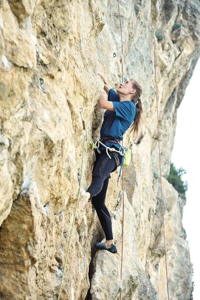 Donna arrampicatrice sulla scogliera — Foto Stock