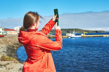 kadın Gezgin İzlanda okyanusta bir fotoğrafını alın