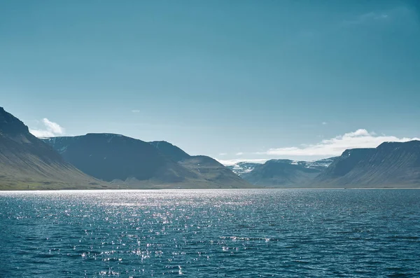 Krásný východ slunce nad fjordem na Islandu — Stock fotografie