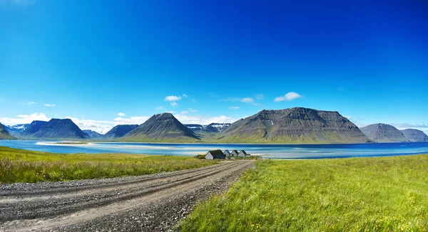 Hermoso amanecer sobre el fiordo en Islandia — Foto de Stock