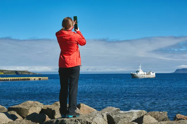 Kadın Gezgin İzlanda okyanusta bir fotoğrafını alın — Stok fotoğraf
